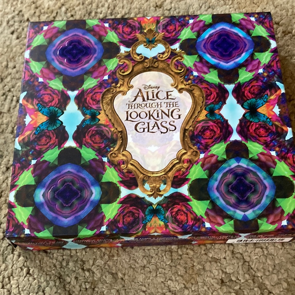 Urban Decay “Alice Through The Looking Glass”